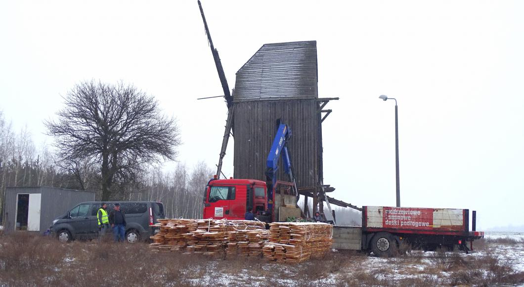 Ruszyły prace przy wiatraku w Chrośnie!